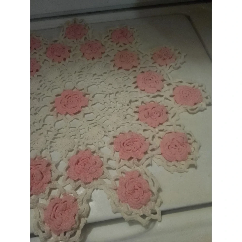 Vintage Handmade Pink & White Crochet Garden‎ Rose Table Doily 19
